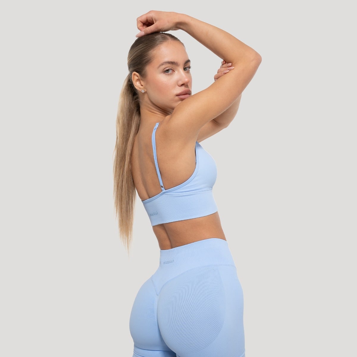 GymBeam Sportovní podprsenka Luma Baby Blue - Velikost: XS | Barva: Modrá | Hmotnost: 0,078 kg | Balení: 145 · záber 6