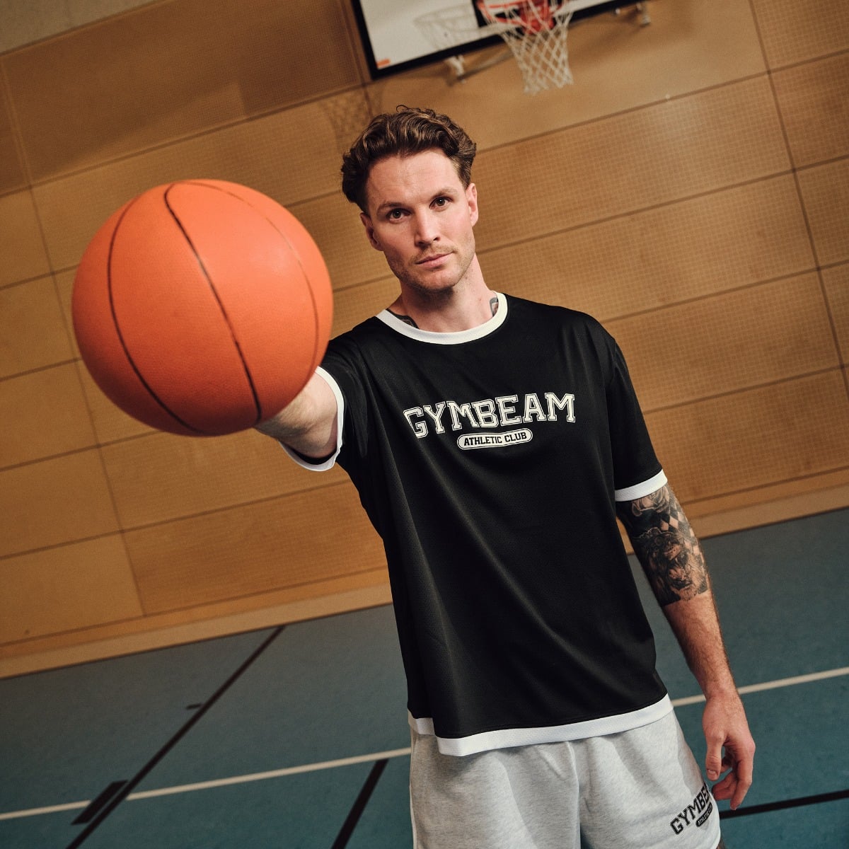 GymBeam Tričko Oversized Varsity Black (obrázek 3)