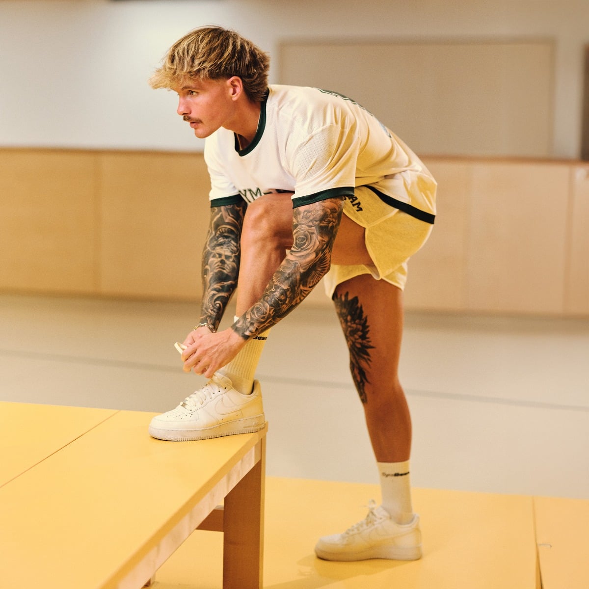 GymBeam Tričko Oversized Varsity White (obrázek 4)