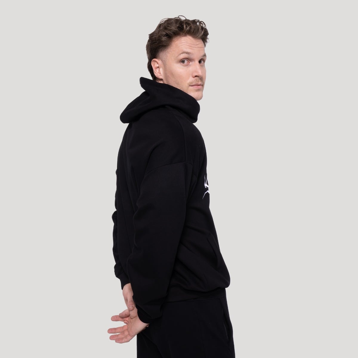GymBeam Mikina Thorn Black - Velikost: S | Barva: Čierna | Hmotnost: 0,6317 kg | Balení: 30 · záber 6