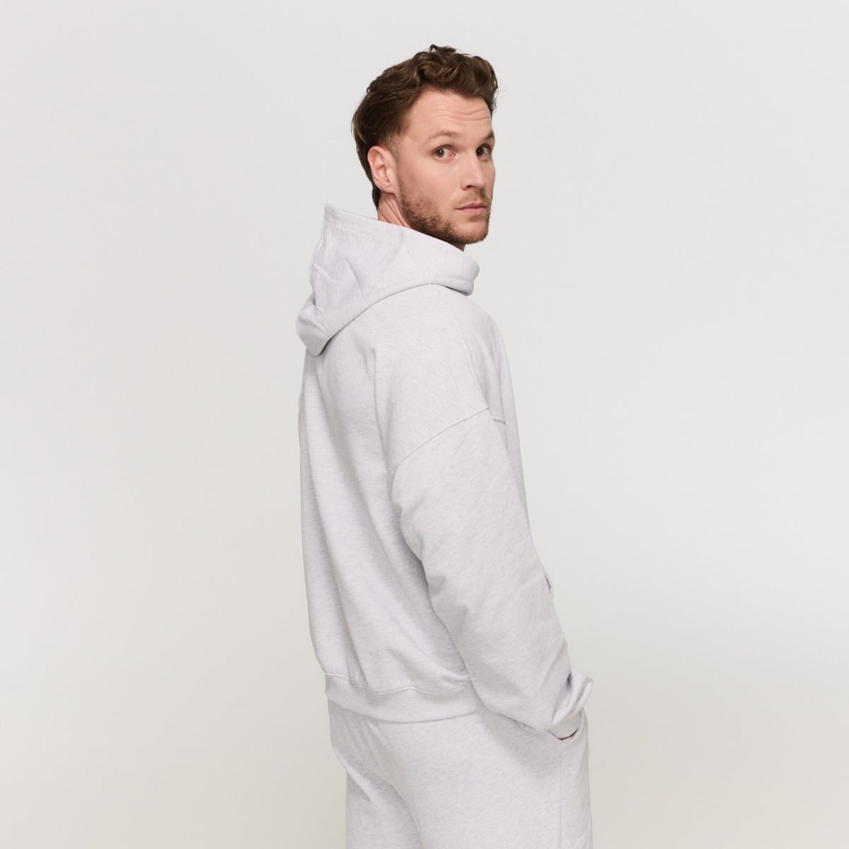 GymBeam Mikina Varsity Grey (obrázek 5)