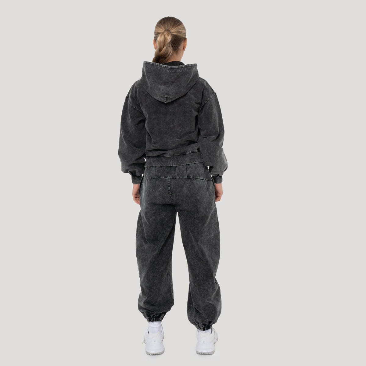 GymBeam Dámská mikina Abyss Charcoal - Velikost: XL | Barva: Čierna | Hmotnost: 0,75 kg | Balení: 26 · záber 6