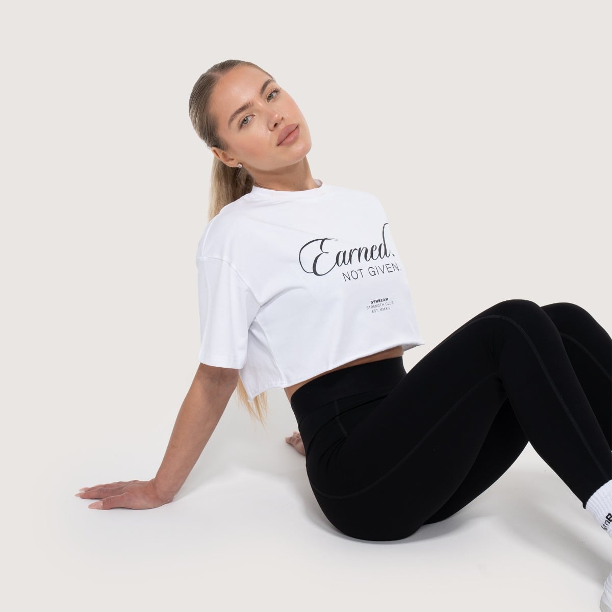 GymBeam Women‘s Earned Cropped T-shirt White (obrázek 4)