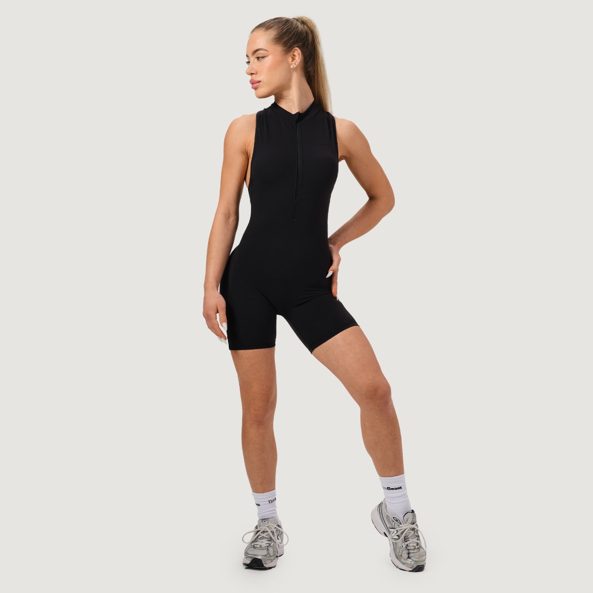 GymBeam Dámský overal Zip-Up NEO - Velikost: XS | Barva: Čierna | Hmotnost: 0,16 kg | Balení: 65 · záber 8
