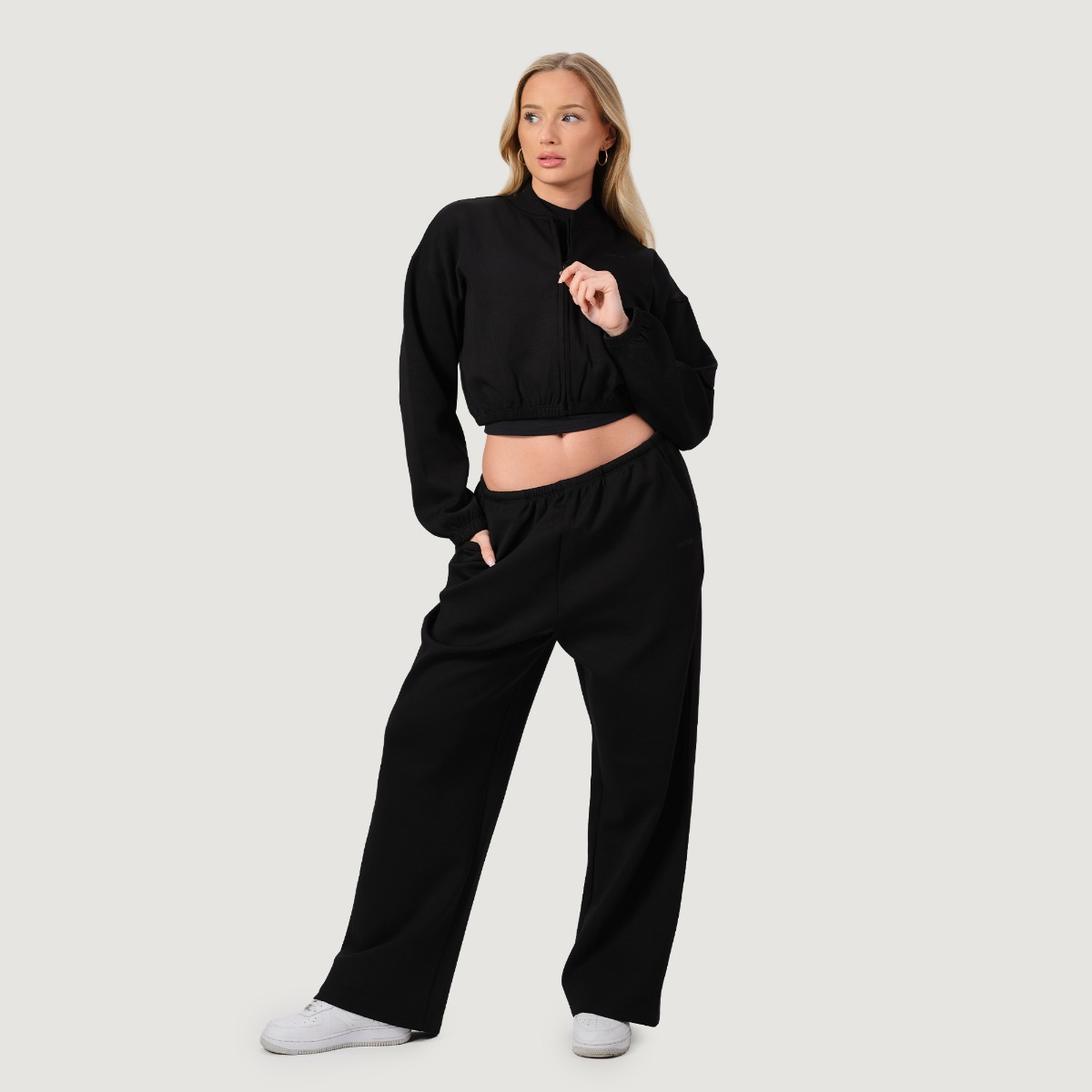 GymBeam Women‘s NEO Zip-Up Sweatshirt Black (obrázek 6)