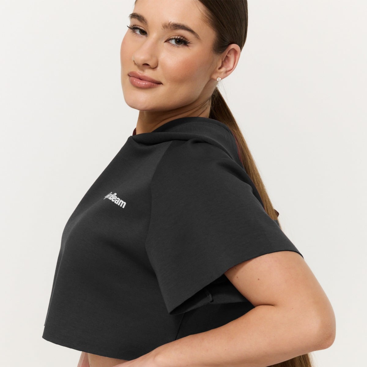 GymBeam Women‘s Relay Cropped Hoodie Black (obrázek 3)