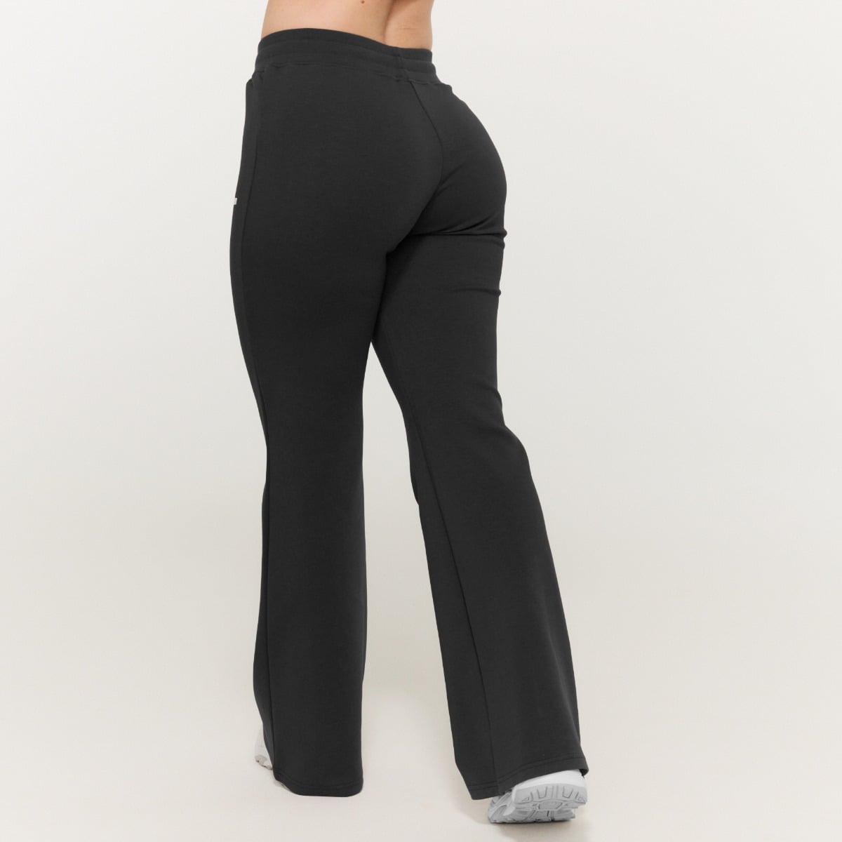 GymBeam Dámské tepláky Relay Black (obrázek 4)