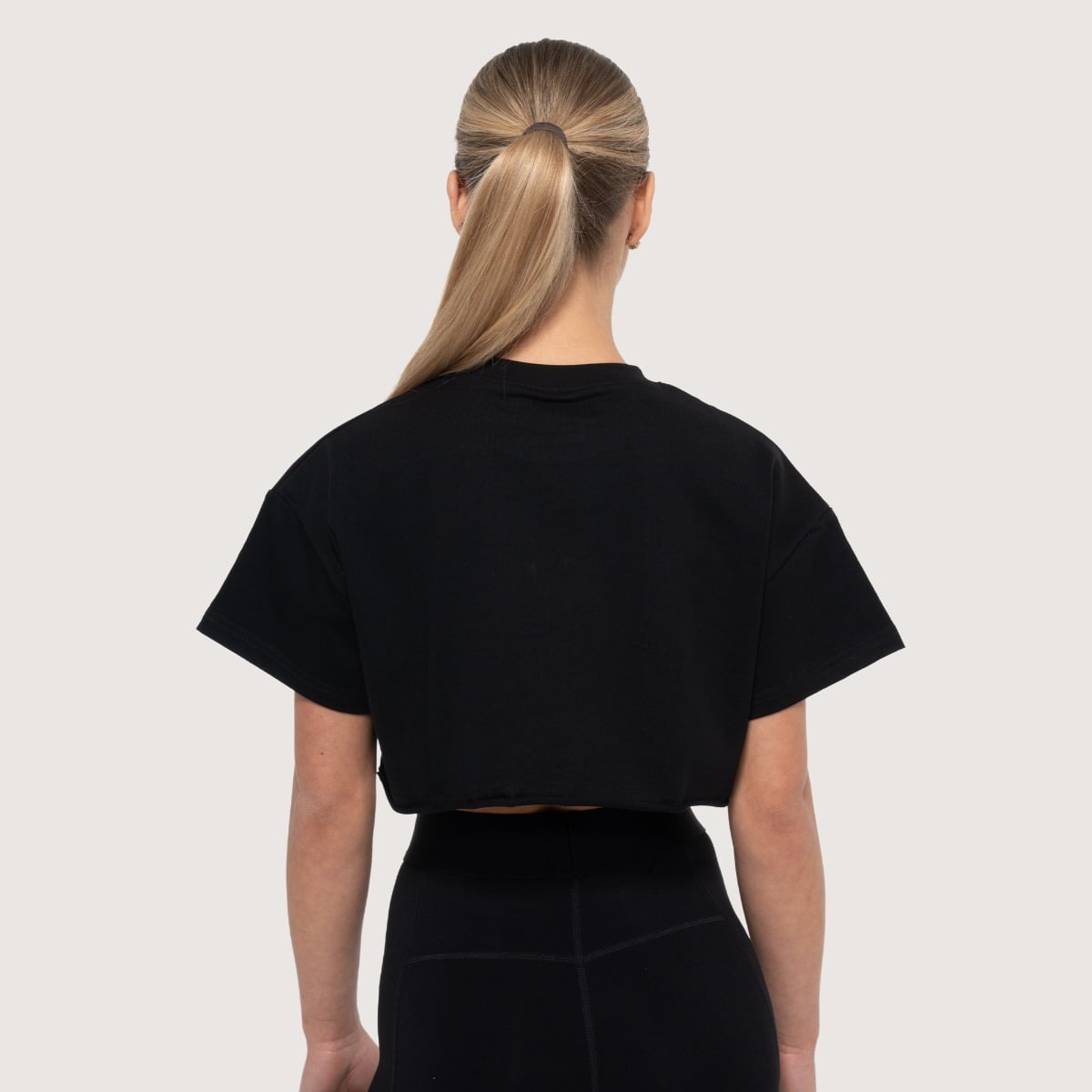 GymBeam Women‘s Thrive Cropped T-shirt Black (obrázek 3)