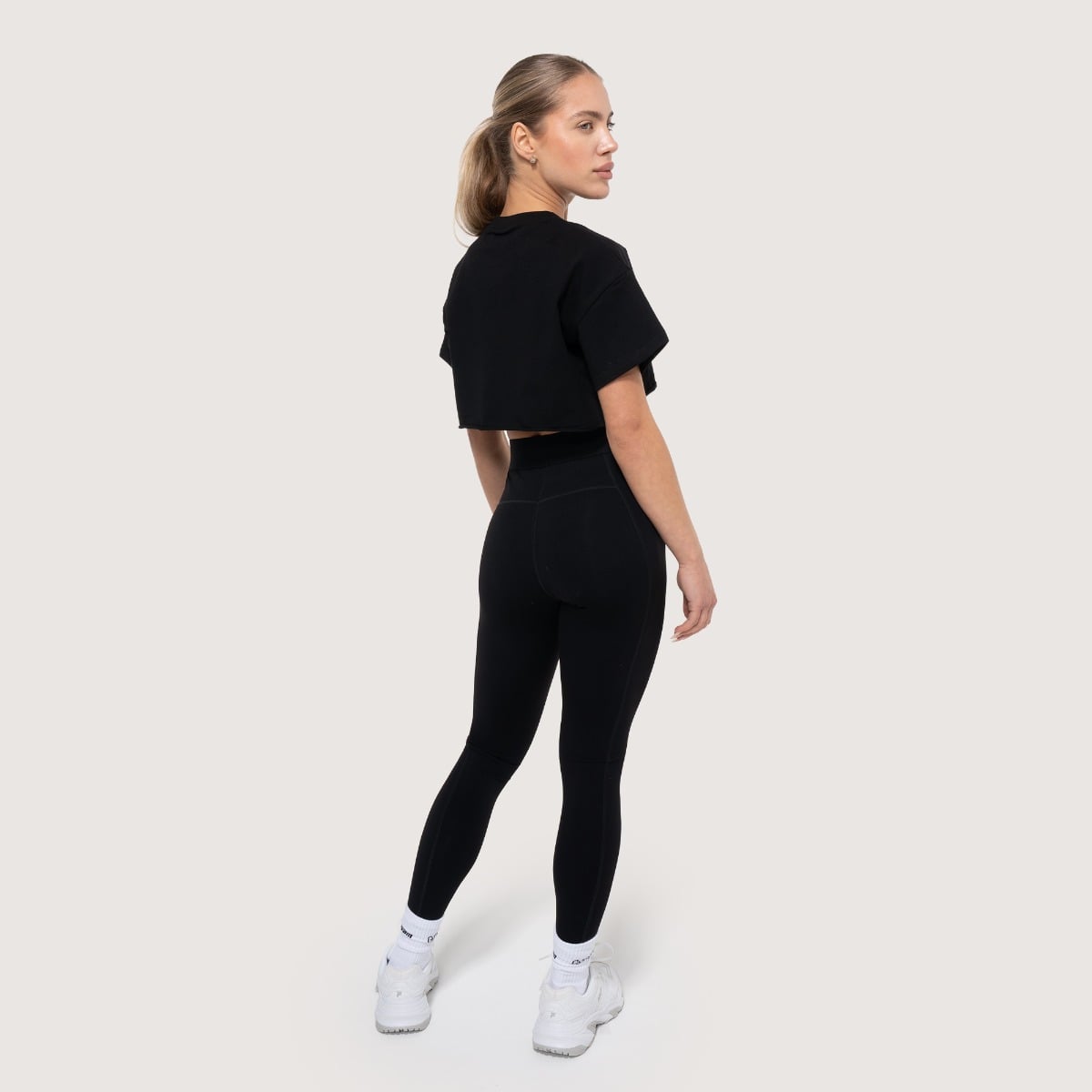 GymBeam Women‘s Thrive Cropped T-shirt Black (obrázek 5)