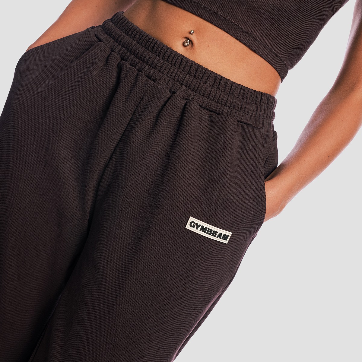 GymBeam Dámské tepláky Aura Tee Brown (obrázek 3)