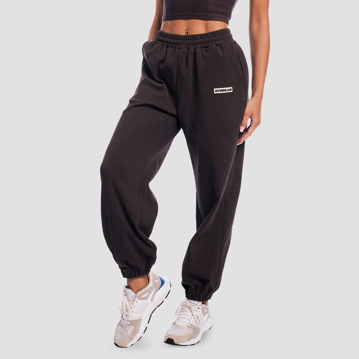 GymBeam Dámské tepláky Aura Tee Brown (obrázek 5)